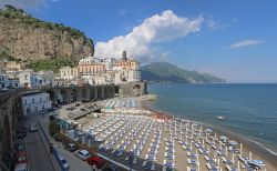 Spiaggia cittadina ad Atrani vicino ad Amalfi, Costiera Amalfitana (Campania) - © Baloncici / Shutterstock.com