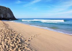 Una splendida spiaggia sabbiosa della costa atlantica nei pressi di Sintra (Portogallo) al mattino - foto © kavram / Shutterstock.com
