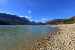 Il lago di Barrea nel Parco Nazionale d'Abruzzo, Italia. Questo bacino d'acqua artificiale è stato costituito nel 1951 dallo sbarramento del fiume Sangro ed è utilizzato ...