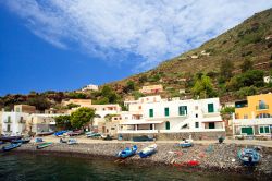 La spiaggia del porto di Alicudi, Sicilia - Scogli e ciottoli caratterizzano la maggior parte delle spiagge dell'isola che durante le mareggiate invernali arretrano o avanzano lasciando ...