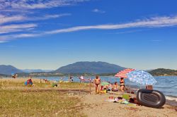 La spiaggia dell'Erno a Lesa sul Lago Maggiore in Piemonte - © FEDELE FERRARA / Shutterstock.com