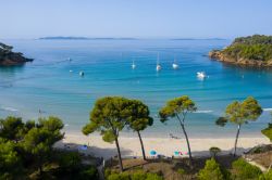 La spiaggia dell'Estagnol e Cap Leoube, Bormes-les-Mimosas ...