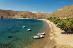 Spiaggia di Apokrousi a Kythnos, Grecia. Una delle spiagge più suggestive delle Cicladi si trova a Kythnos, conosciuta anche come l'isola di Apollo. Qui il mare è di un turchese ...