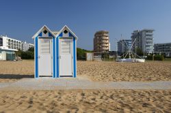 Spiaggia di Bibione: due tipiche cabine-spogliatoio della riviera veneta - © m.bonotto / Shutterstock.com