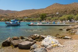 La spiaggia di Blefoutis con le tradizionali imbarcazioni da pesca sull'isola di Lero, Grecia.




