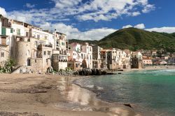 La spiaggia di Cefalù, sulla costa nord della Sicilia. Fu il mare a portare i greci a Cefalù che poi la fondarono anche e le portarono fortuna. La sabbia e il mare trasparente ...