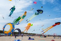 Spiaggia di Cervia, Ravenna: il Festival Internazionale degli Aquiloni - © pio3 / Shutterstock.com