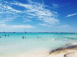 La bella spiaggia di Es Trenc a Maiorca, isole Baleari, Spagna. Considerata una delle più famose di Maiorca, questa spiaggia si estende per oltre 2 km e si trova nelle vicinanze di Colonia ...