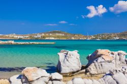 L'arenile di Kolymbithres racchiuso tra le formazioni rocciose a Paros. Qui i fondali sono poco profondi, con acque trasparenti e adatte per famiglie con bambini - © Josef Skacel / ...