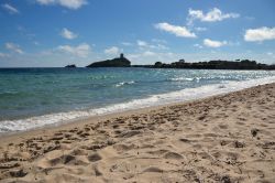 La spiaggia di Nora a Pula (provincia di Cagliari) e, sullo sfondo, la Torre del Coltellazzo.
