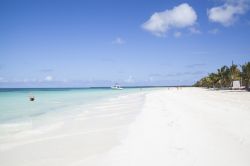 La spiaggia di fine sabbia bianca di Cayo Blanco (Cuba), un paradiso tropicale nell'Oceano Atlantico al largo di Varadero.