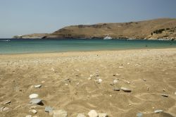 Spiaggia di sabbia di Ganema a Serifos, Grecia. Belle e ancora incontaminate, le spiagge sabbiose di quest'isola greca sono una vera sorpresa - © Georgios Alexandris / Shutterstock.com ...