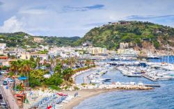 Spiaggia e marina di Lacco Ameno, in Campania