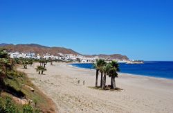 Spiaggia e villaggio di Carboneras, Spagna. Questo Comune, situato a nord di Nijar è un sugegstivo paese di pescatori ed è celebre per essere quasi interamente inserito nel parco ...