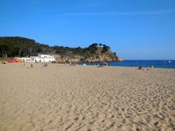 Spiaggia El Castell, Costa Brava: veduta complessiva della grande spiaggia del Castell, nei pressi di Palamós. Sullo sfondo il promontorio dove si trovano le vestiga di un antico ...