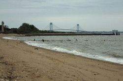 Spiaggia di Great Kills Park Staten Island a New York, Stati Uniti. Da questo parco affacciato sull'oceano, conosciuto per le sue quattro belle spiagge, si può ammirare l'incantevole ...