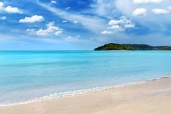 Una spiaggia tropicale sull'isola di Langkawi in Malesia. Fra le principali destinazioni turistiche della Malesia, Langkawi è perfetta per chi cerca mare cristallino e divertimento ...