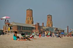 Turisti a Jacob Riis Park Beach a New York, Stati Uniti. Un altro dei tanti tratti costieri frequentati da residenti e turisti a New York
