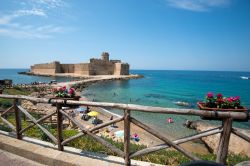 La spiaggia di Le Castella a Capo Rizzuto, uno dei mari più spettacolari della Calabria  - © Rolf_52 / Shutterstock.com