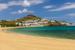 Livadi, Paros. E' la principale di Paroikia ed inizia a circa 700 metri dal porto cittadino, sviluppandosi a forma di mezza luna e seguendo la curva formata dalla baia - © RAndrei / ...