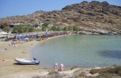 Scorcio panoramico della spiaggia di Monastiri sull'isola di Paros, Cicladi. La si trova alla fine della baia di Agios Ioannis: è una spiaggetta graziosa circondata da rocce e caratterizzata ...