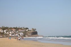 Litorale di Morro Jable, Fuerteventura (Spagna) - Ben quattro chilometri di litorale compongono la realtà della spiaggia situata a sud di Fuerteventura, ossia Morro Jable. Qui oltre ad ...