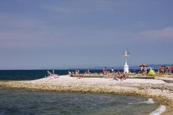 Una spiaggia di Portorose, famosa località turistica, balneare e termale del comune di Piran, in Slovenia - foto ©  Andreas R.
