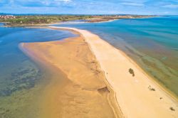 Spiaggia sabbiosa a Nin, cittadina della Croazia affacciata sul Mare Adriatico.

