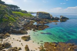 Una spiaggia selvaggia lambita da acque color smeraldo sulla costa di Belle Ile en Mer, Bretagna, Francia.

