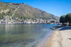 Spiaggia sul lago di Como, Lombardia - Una bella veduta panoramica del lago di Como, il più profondo d'Italia oltre che quello con maggiore estensione perimetrale e il terzo per superficie ...