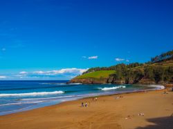 Spiaggia tra Lekeitio ed Elantxobe lungo la costa nord della Spagna (Paesi Baschi)