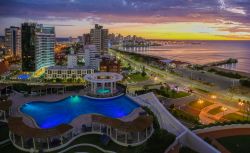 Una splendida veduta aerea di Punta del Este e dell'Oceano Atlantico al tramonto, Uruguay.

