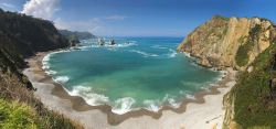 Una splendida veduta di Playa del Silencio nelle Asturie, Spagna. Siamo a Cudillero, un piccolo paesino nel nord della Spagna. Proprio qui si trova una delle più belle spiagge della costa ...