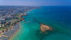 Splendido panorama aereo dell'isola di Cipro: il villaggio e la costa di Protaras.
