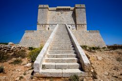 Torre di Santa Maria a Comino, Malta - Costruito dal gran maestro Alof de Wignacourt nel 1618, questo edificio che si trova nella parte sud est dell'isola, venne innalzato assieme ad altre ...