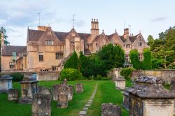 La chiesa di St Mary a Bibury e il suo piccolo cimitero - Siamo nel sud ovest dell'Inghilterra © Christian Mueller / Shutterstock.com 