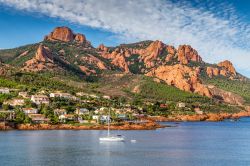 St.Raphael in Costa Azzurra e il Massiccio dell'Esterel nel sud della Francia