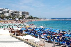 Stabilimenti balneari a Saint Raphael, Francia. Una delle oltre trenta spiagge della costa di Saint Raphael: si estendono per oltre 36 chilometri e sono in parte sabbiose e in parte di sassi  ...