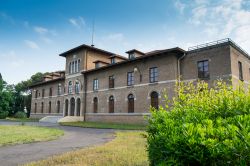 Lo stabilimento Solvay nel comune di Rosignano Marittimo, in Toscana. La fabbrica fu fondata negli anni Dieci del Novecento.