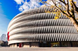 L'esterno dello stadio San Mamés ospita le partite casalinghe dell'Athletic Bilbao. Lo stadio è stat inaugurato nel 2013 - foto © Belyay / Shutterstock
