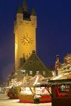 Stand al mercato di Natale illuminato di sera a Straubing, Bassa Baviera, Germania - © footageclips / Shutterstock.com