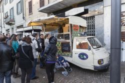 Stand gastronomico caratteristico nelle strade del centro storico di Mariano Comense - © Restuccia Giancarlo / Shutterstock.com
