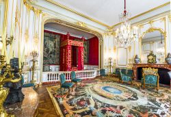 Una stanza all'interno del Castello di Chambord (Francia). L'edificio dispone di oltre 440 stanze e 84 scalinate - foto © Yuri Turkov / Shutterstock.com