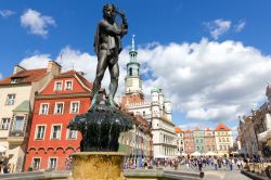 La colorata Stary Rynek di Poznan, Polonia - Questo spazio urbano, fra i più frequentati dai turisti, è nato nel 1253 da un progetto ben preciso che prevedeva la divisione di ogni ...