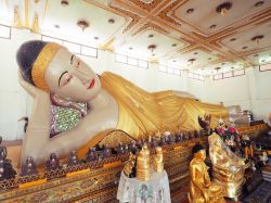 Una statua adagiata del Buddha in un tempio della provincia di Mae Hong Son, Thailandia.

