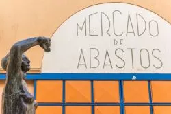 Statua al mercato Mercado de Anastos nella città di Tudela, Spagna - © Marc Venema / Shutterstock.com