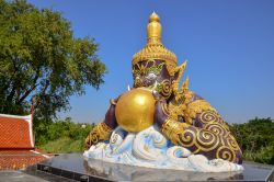 Statua al tempio di Wat Phra Loi nella città di Suphan Buri (Thailandia): una figura celestiale crea un'eclissi mangiano il sole o la luna.

