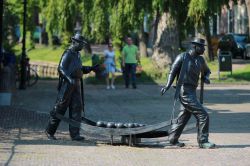 La statua dei portatori di edammer, il formaggio che ha reso famosa nel mondo Edam - © Michela Garosi / TheTraveLover.com