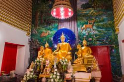 Statua del Buddha dorato al tempio di Poramai Yigawat a Nonthaburi, Thailandia. Questo tempio situato esattamente a Ko Kret presenta scritte sacre tradotte in lingua Mon in seguito a una disposizione ...