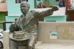 Una statua del poeta Pablo Neruda, che visse a Valparaíso (Cile) molti anni della sua vita - foto © Dmitry Chulov / Shutterstock.com